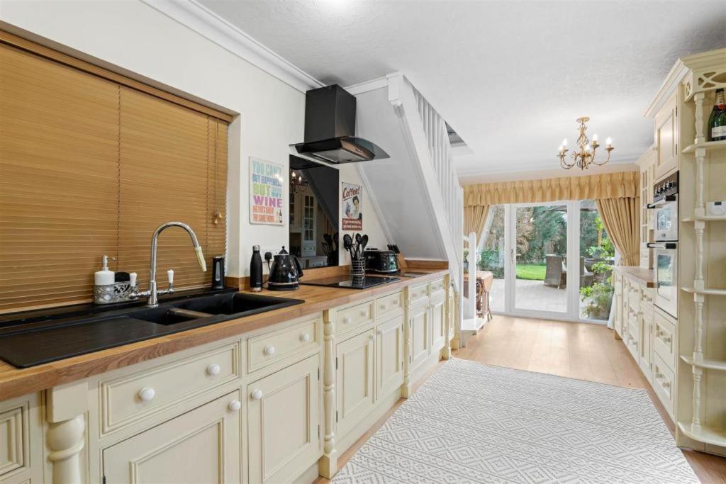 דירות איבשאם The Corner House, 36, Broadway Road, מראה חיצוני תמונה